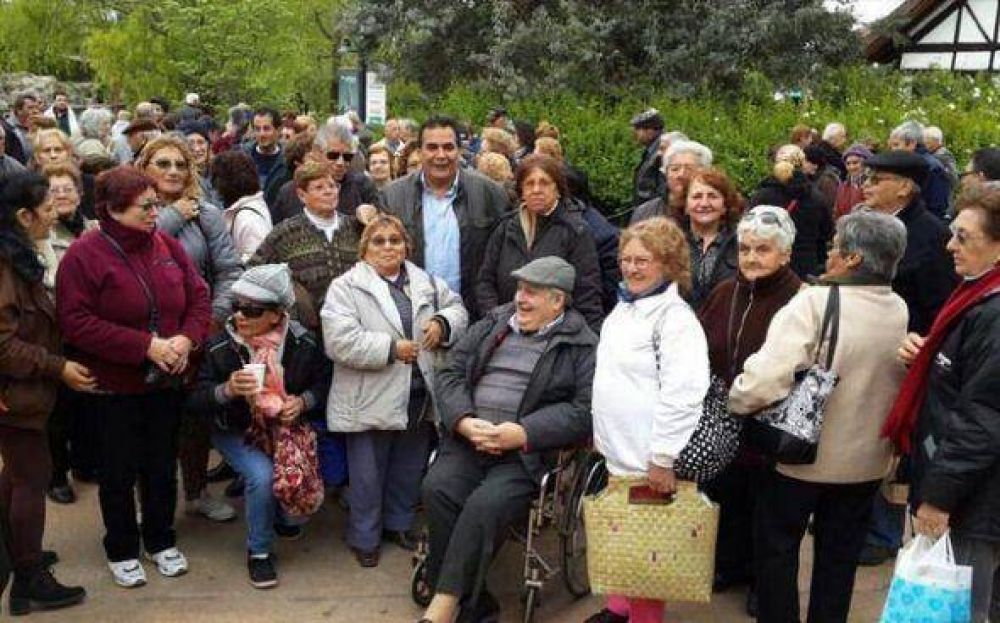 Jos� Molina junto a 600 adultos mayores de zona norte