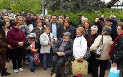 Jos� Molina junto a 600 adultos mayores de zona norte