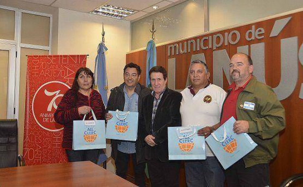 EL INTENDENTE DAR�O D�AZ P�REZ HIZO ENTREGA DE OTROS CUATRO PASAJES PARA VIAJAR A NUESTRAS ISLAS MALVINAS