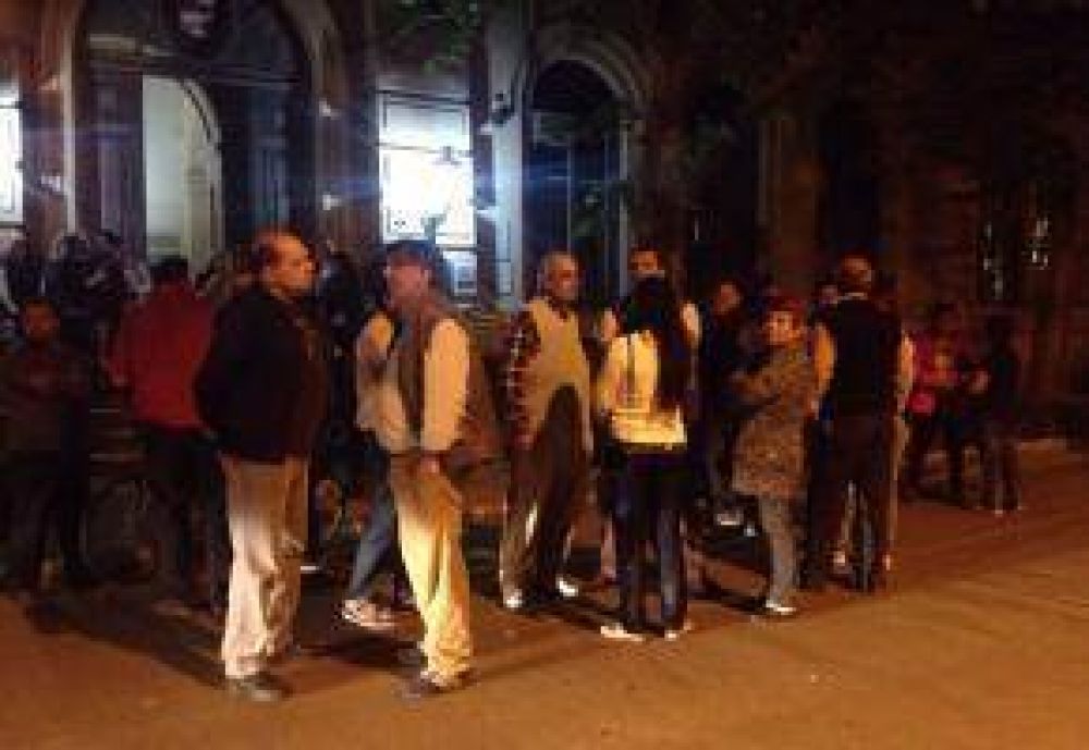 Sindicalistas y trabajadores pasan la noche en la Municipalidad