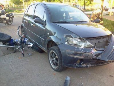 Choque entre un auto y una moto:un herido leve