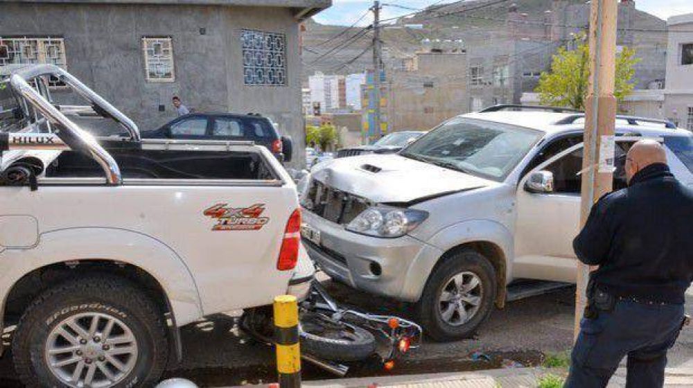Motociclista salv� fortuitamente su vida al quedar entre dos camionetas