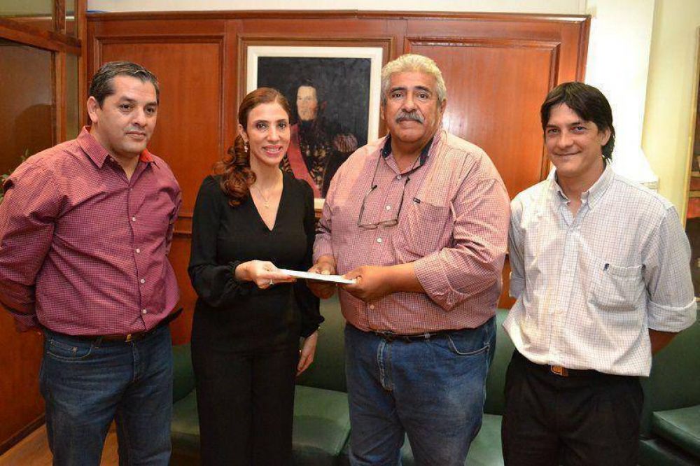 La Gobernadora entreg� ayuda a la Asociaci�n del Personal de Tribunales de Cuentas, seccional local