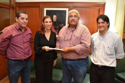 La Gobernadora entreg� ayuda a la Asociaci�n del Personal de Tribunales de Cuentas, seccional local