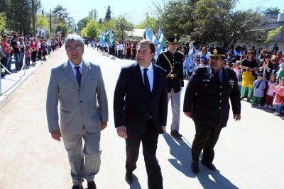 Con importantes aportes el Gobernador presidi� el acto por el aniversario de Valcheta