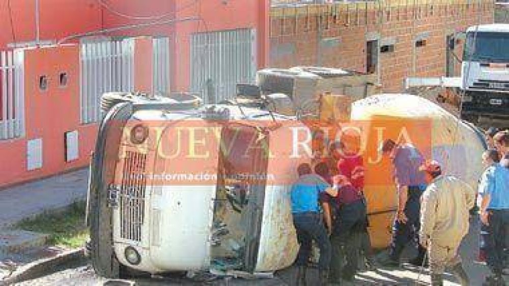 Cami�n hormigonero volc� y no provoc� una tragedia de milagro