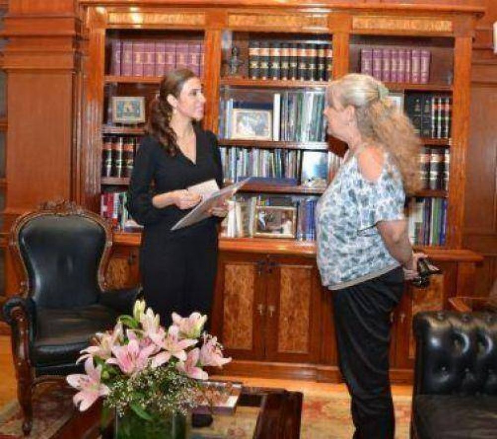 La gobernadora recibi a la presidenta del futbol infantil de Santiago LTC
