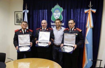 La Municipalidad entreg� reconocimiento a bomberos con 35 a�os de servicio