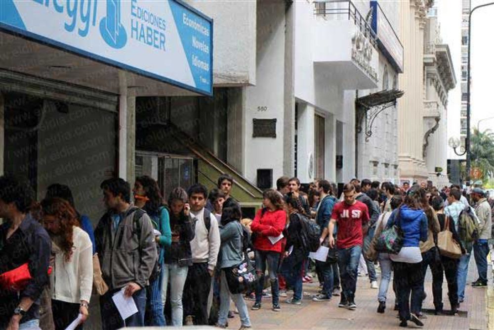 Las extensas colas, la inevitable postal de cada comienzo de mes