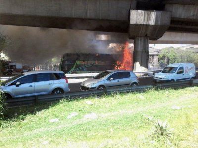 Susto en la autopista 25 de Mayo por el incendio de un micro