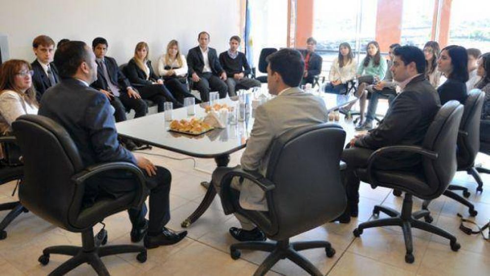 El ministro Sosa desayun� con aspirantes a las Becas FURP