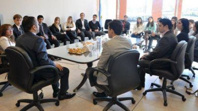 El ministro Sosa desayun� con aspirantes a las Becas FURP