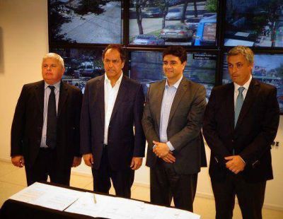 Jorge Macri y Daniel Scioli firmaron adhesion a la Polic�a Local en Olivos