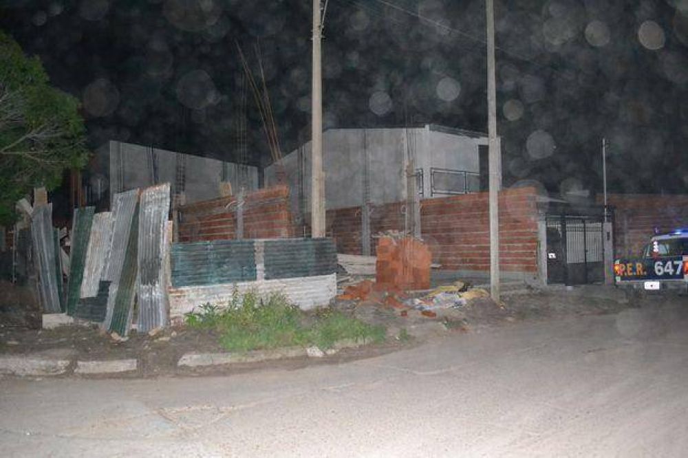 Se llevaba ladrillos de una obra, pero lo agarr� justo la Polic�a