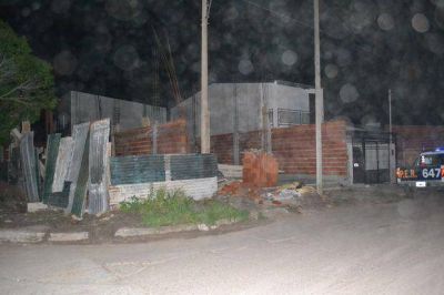 Se llevaba ladrillos de una obra, pero lo agarr� justo la Polic�a