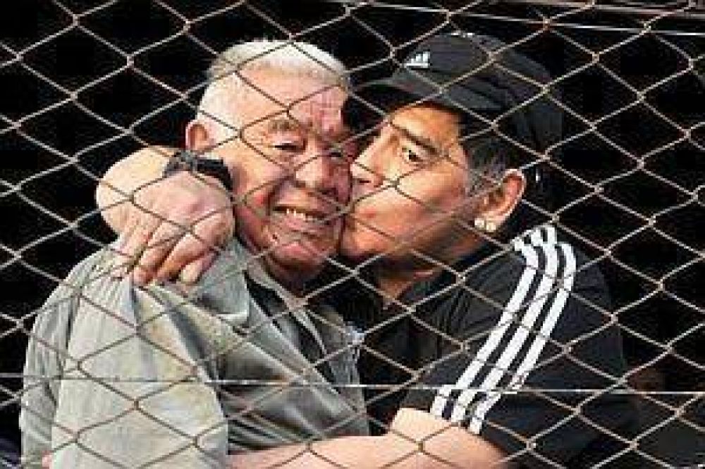 Internaron a Don Diego y Maradona viaj� de urgencia a Buenos Aires
