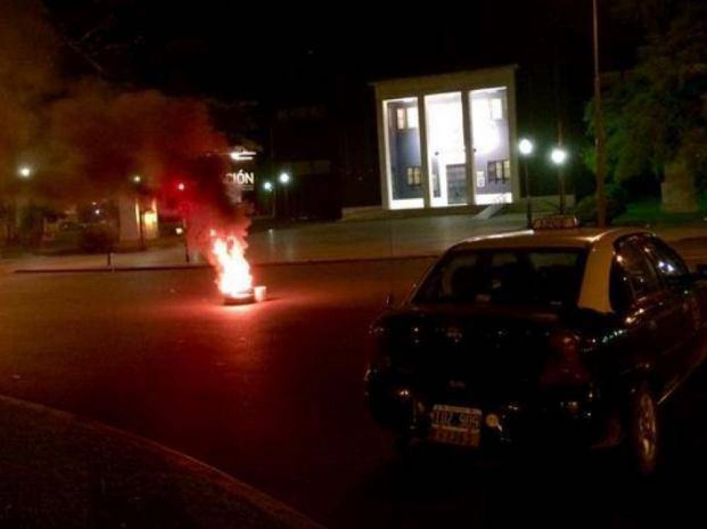 La agresi�n a un taxista desat� una protesta de choferes que lleg� hasta la casa de Ra�l Lamberto