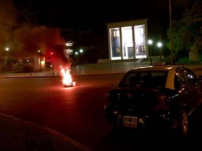 La agresi�n a un taxista desat� una protesta de choferes que lleg� hasta la casa de Ra�l Lamberto