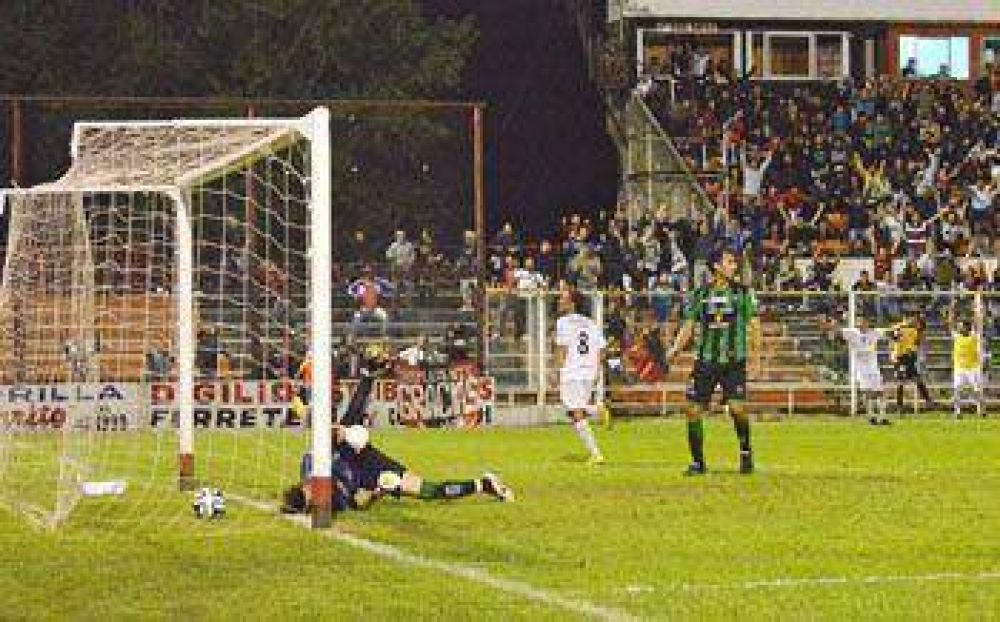 Douglas tuvo su mejor versi�n en el torneo y venci� al l�der San Mart�n