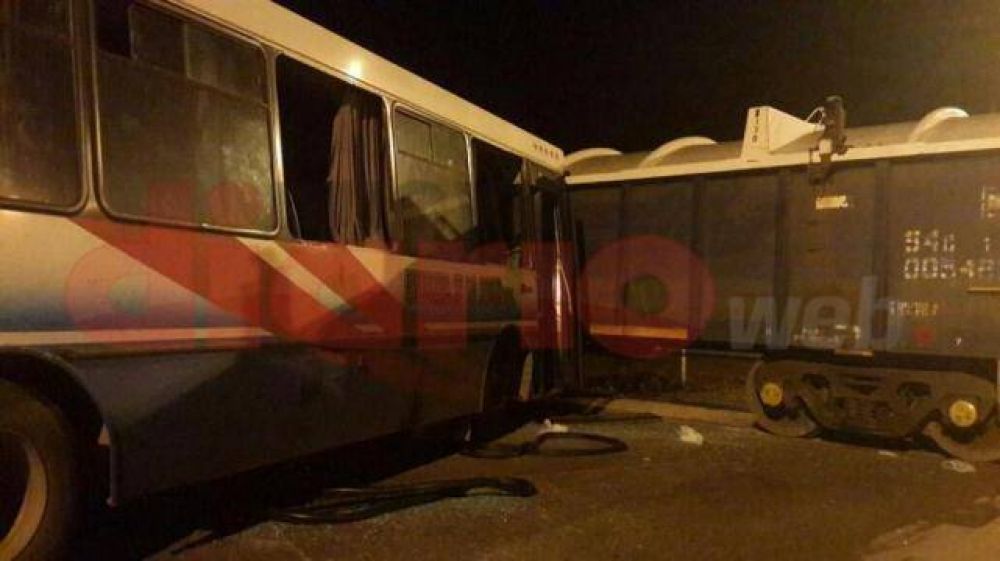 Varios heridos tras choque entre un tren de carga y un colectivo en La Banda
