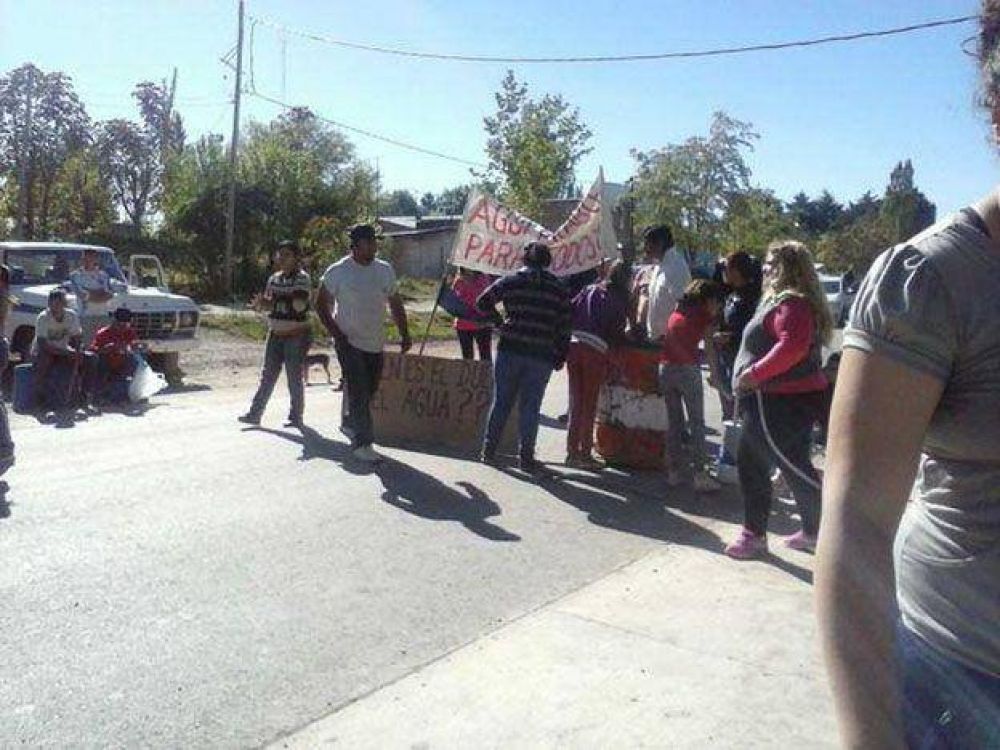 Vecinos de El Carrizal cortaron la ruta 16 en reclamo de agua potable