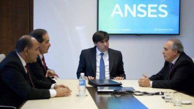 Firman convenio para promover la moratoria previsional