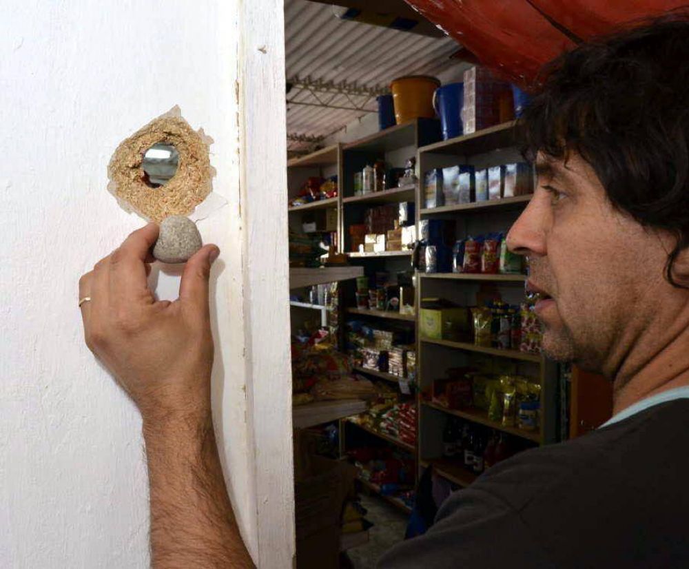 V�ndalos atacaron a un tren y luego a las casas de un barrio