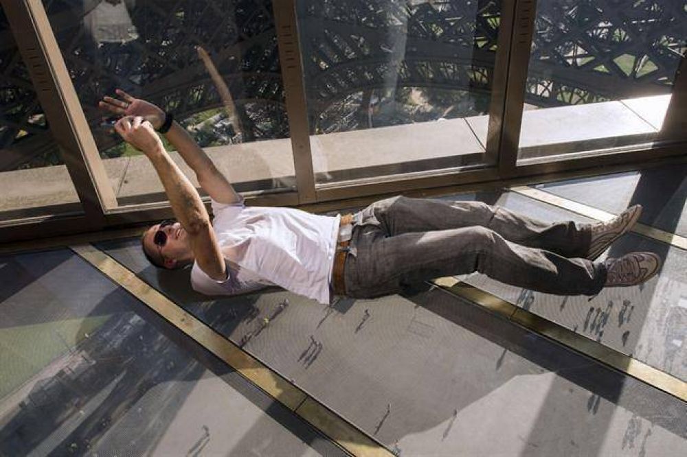 La Torre Eiffel se renueva: ahora tiene un piso de vidrio que da v�rtigo