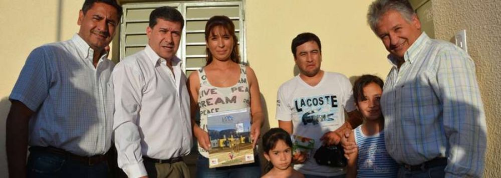 Sergio Casas y Bosetti entregaron nuevas viviendas en Capital