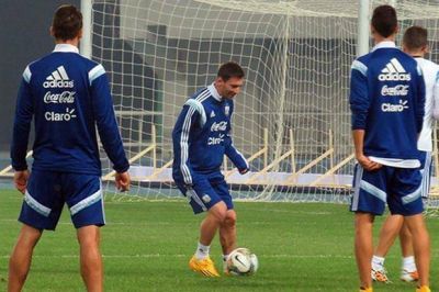 Con Lionel Messi, la selecci�n cumpli� su primer entrenamiento en Pek�n