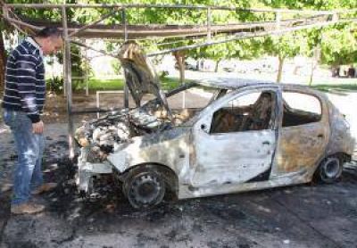 Quemaron 2 autos, da�aron 4 y dejaron sin ruedas a otrov