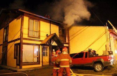 Impresionante incendio sobre una vivienda
