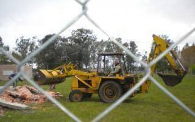 Ins�lito: Vecino de La Plata derrumb� con una topadora casas del Procrear