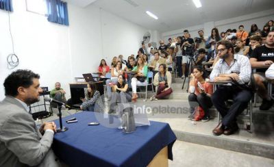 �Arias se queda afuera de la asamblea?
