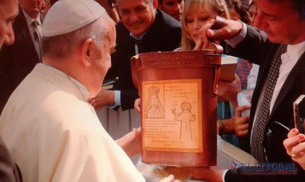 Grupo de artesanos correntinos con la bendici�n del Papa