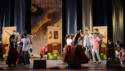 Jóvenes llenaron de música y danza el teatro San Martín