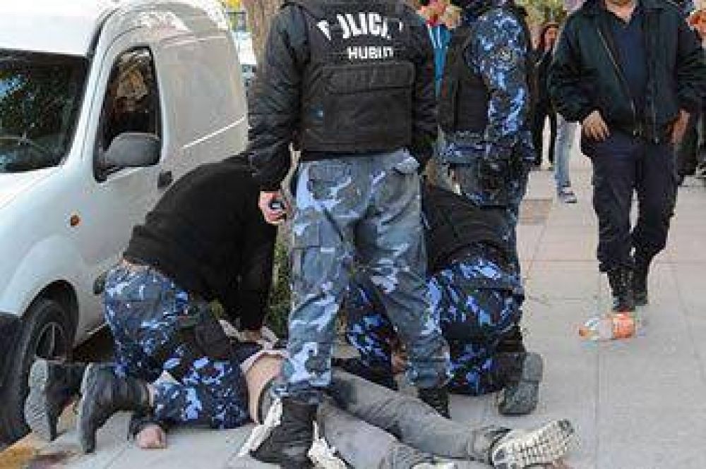 UN HOMBRE MURI� CUANDO ERA REDUCIDO POR VARIOS POLIC�AS EN LA V�A P�BLICA