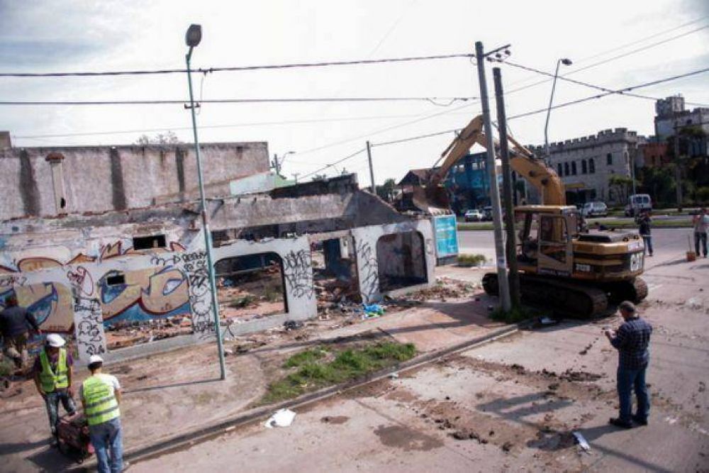 Demolieron una edificaci�n abandonada la Avenida Constituci�n
