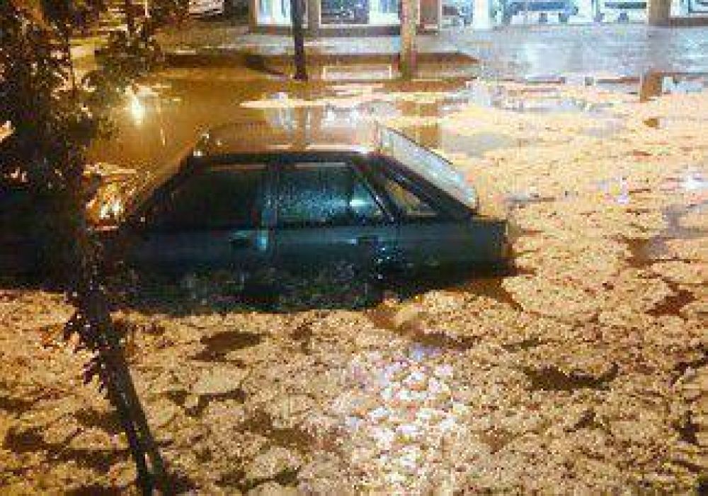 En tan solo una hora, una lluvia torrencial gener� complicaciones 