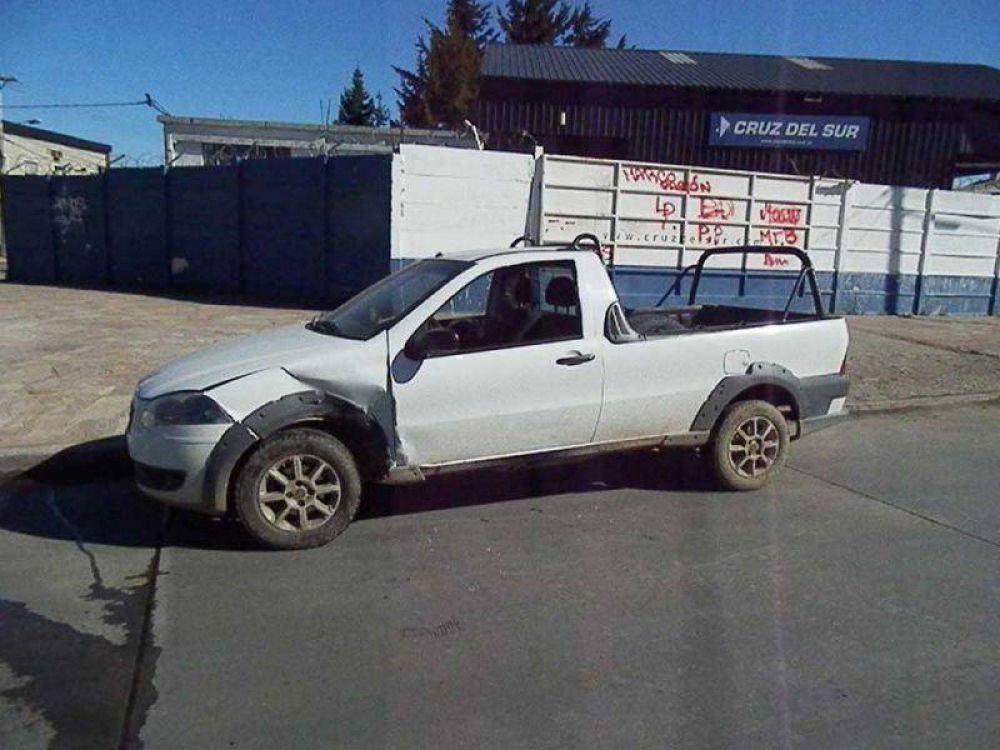 Mujer perdi� el control de su auto y fren� contra un poste