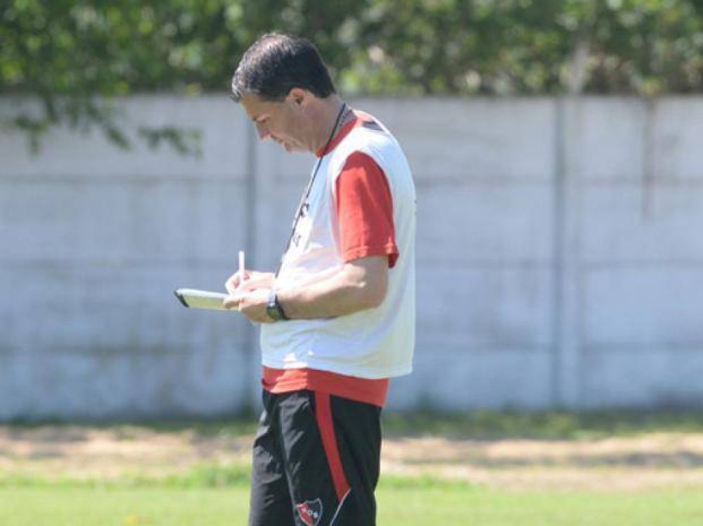 Gustavo Raggio toma nota del equipo de Newell's para enfrentar a River