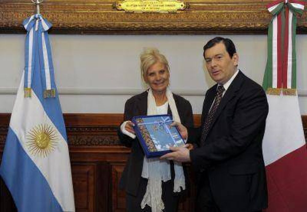 El Senador Zamora recibi� a la embajadora de Italia en Argentina
