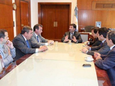 P�rez, Miranda y Echegaray firmaron un convenio para agilizar los tr�mites aduaneros de los camiones
