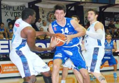En duelo de invictos, Argentino recibe a Obras