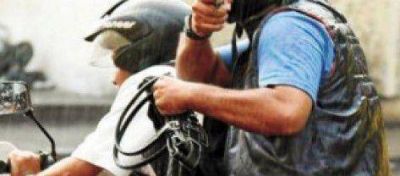 Motochorro solitario roba y amenaza con un arma