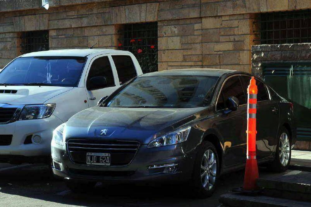 Por honorarios impagos, embargan el auto nuevo del gobernador P�rez