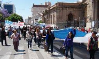 AMP pide la renuncia de Walter Flores al frente de Educaci�n
