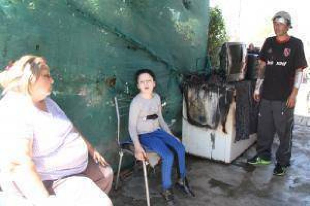 Una nena discapacitada sin medicamentos, por el fuego