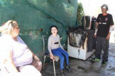 Una nena discapacitada sin medicamentos, por el fuego