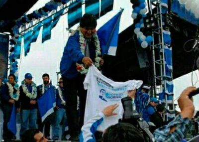 Gabriel Mariotto particip� del cierre de campa�a de Evo Morales en el Mercado Central